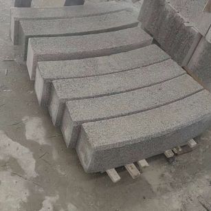 乐山芝麻白弧形路牙石