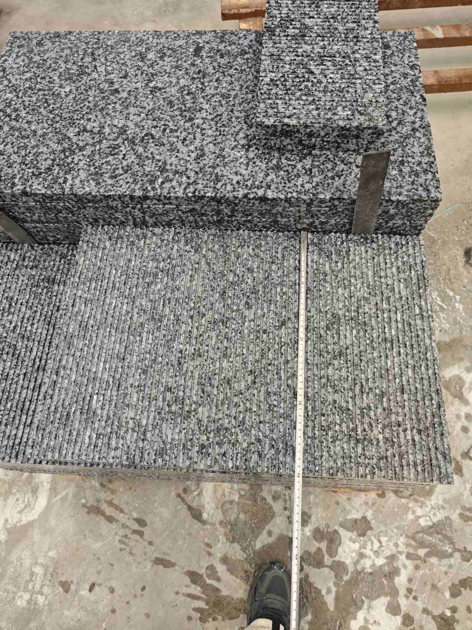 乐山芝麻黑拉丝面