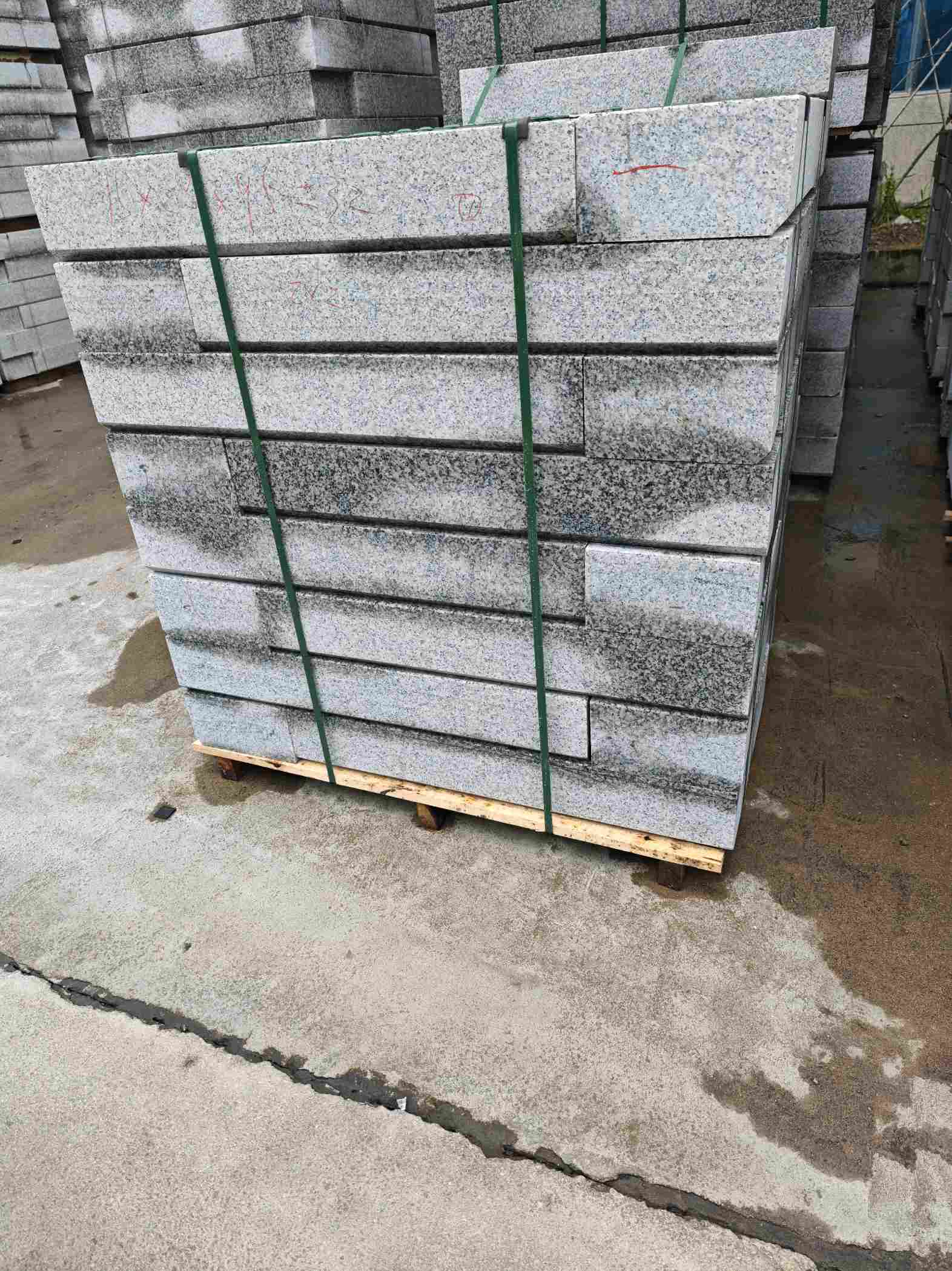 乐山芙蓉白路牙石，马路牙子