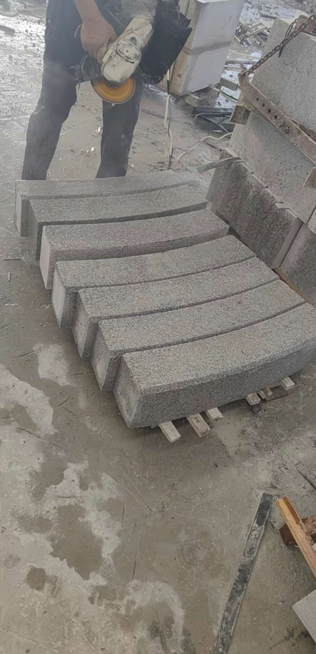 乐山芝麻白弧形路牙石