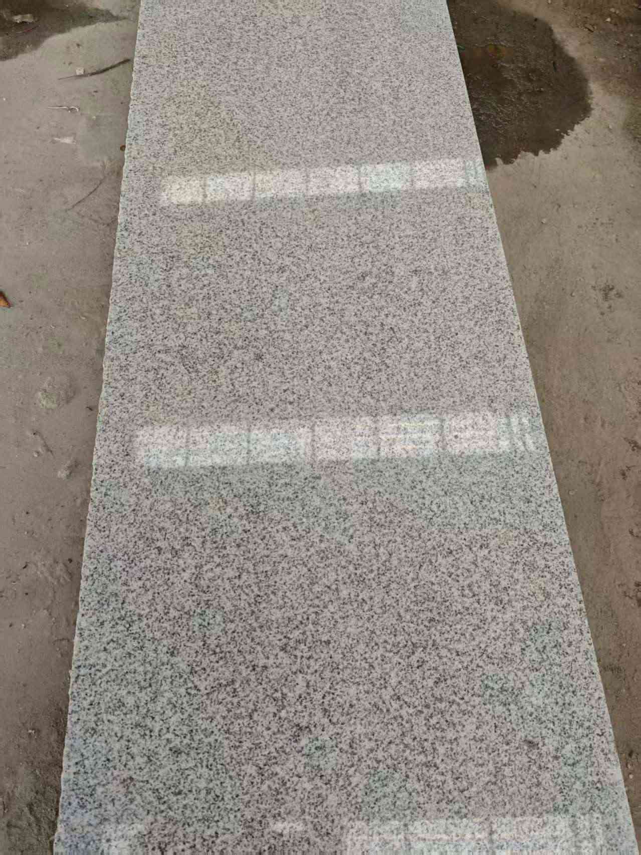 乐山芝麻白光面毛板